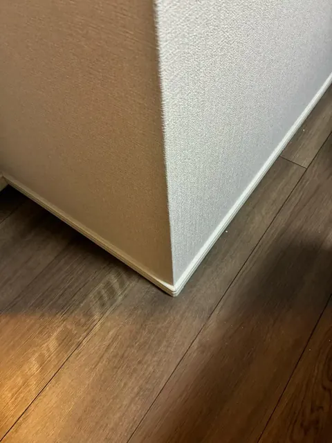 東京都中央区銀座のホテル客室で、壁穴補修と壁紙修復が完了した施工後の状態