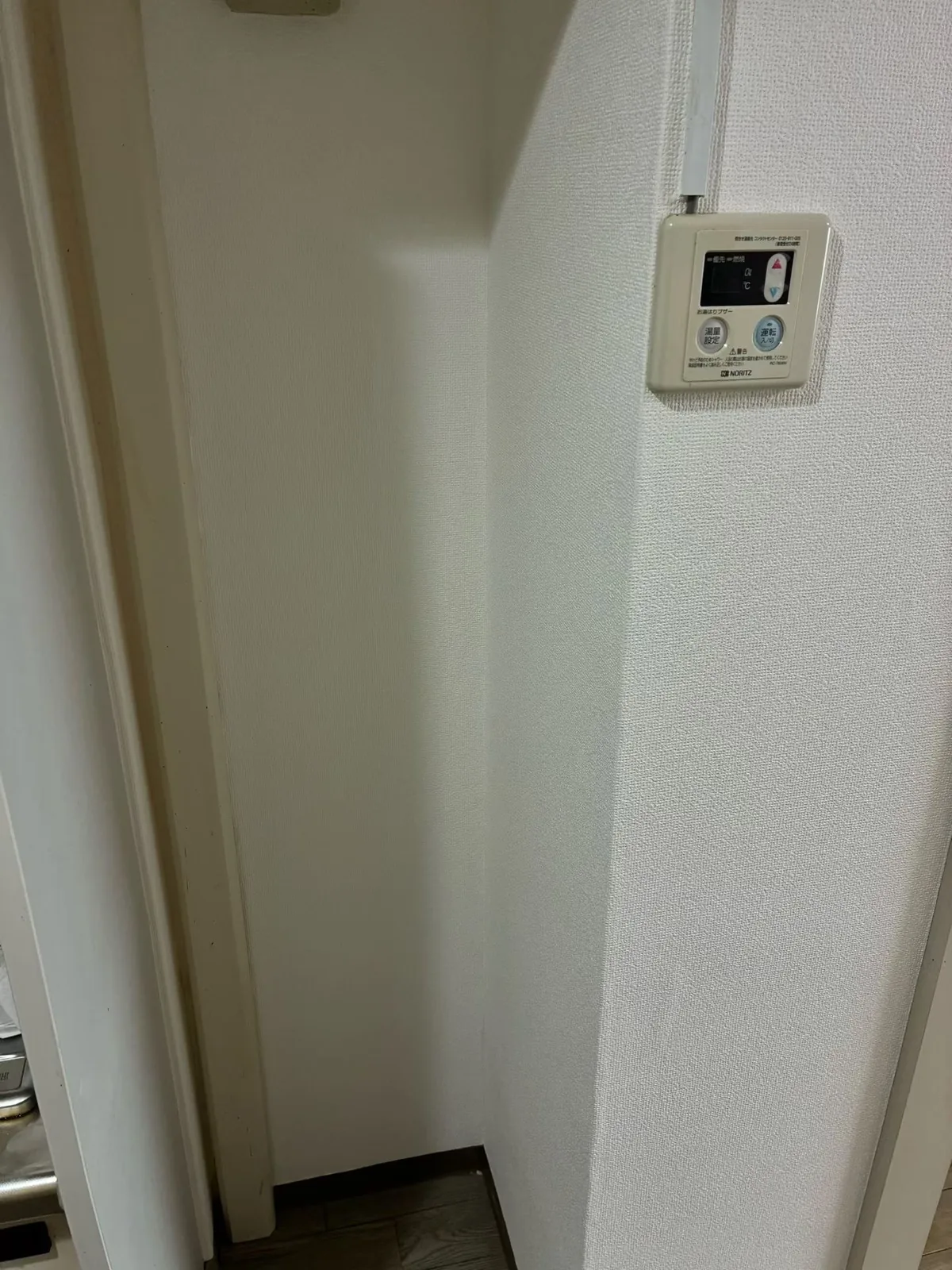 壁付け操作パネル周辺の白系の壁面