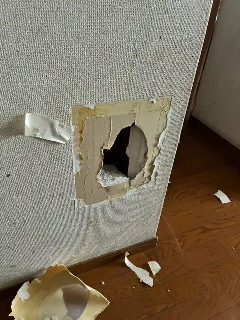 埼玉県川口市で、石膏ボードまで破損して大きな穴が開いた室内壁の施工前