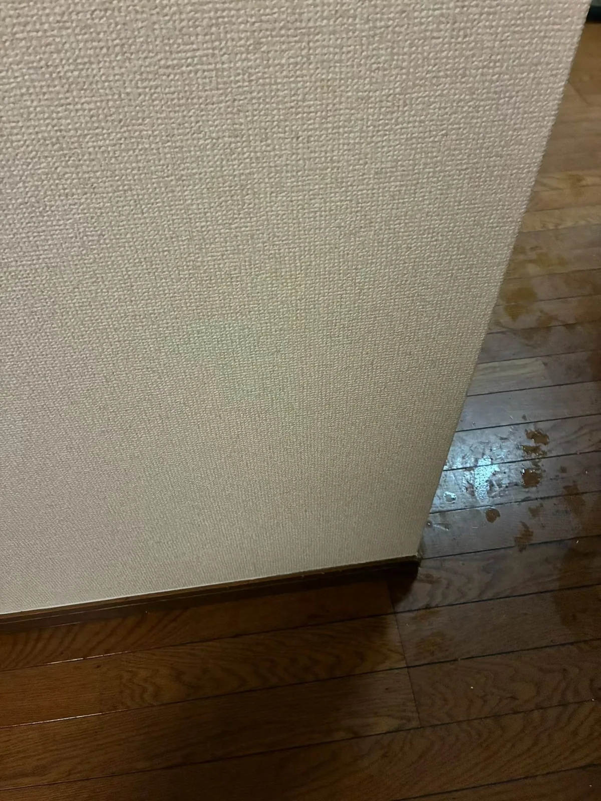 埼玉県川口市で、壁穴を下地から補修しクロスを施工した施工後の室内壁