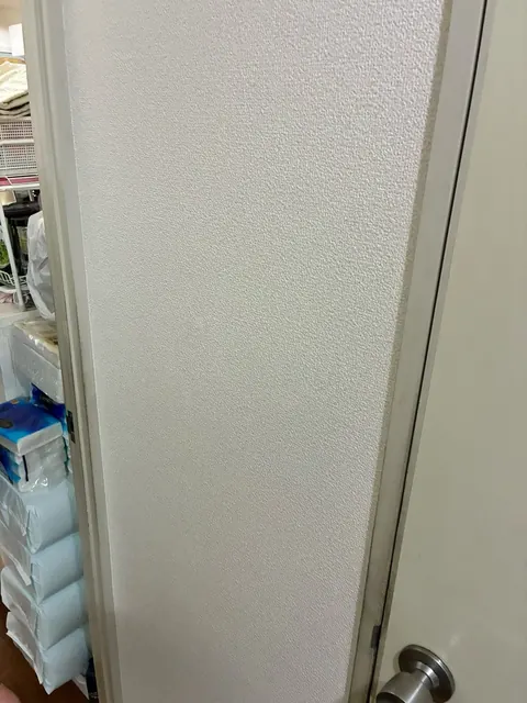 東京都新宿区で壁の角部分のクロスを張り替えた施工写真