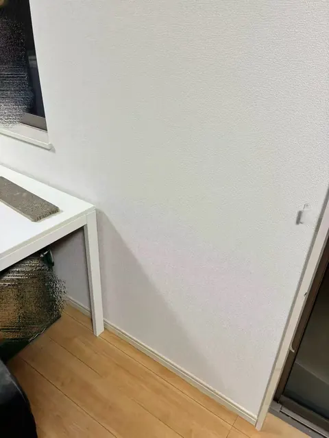 新しい壁紙を施工した後の壁面