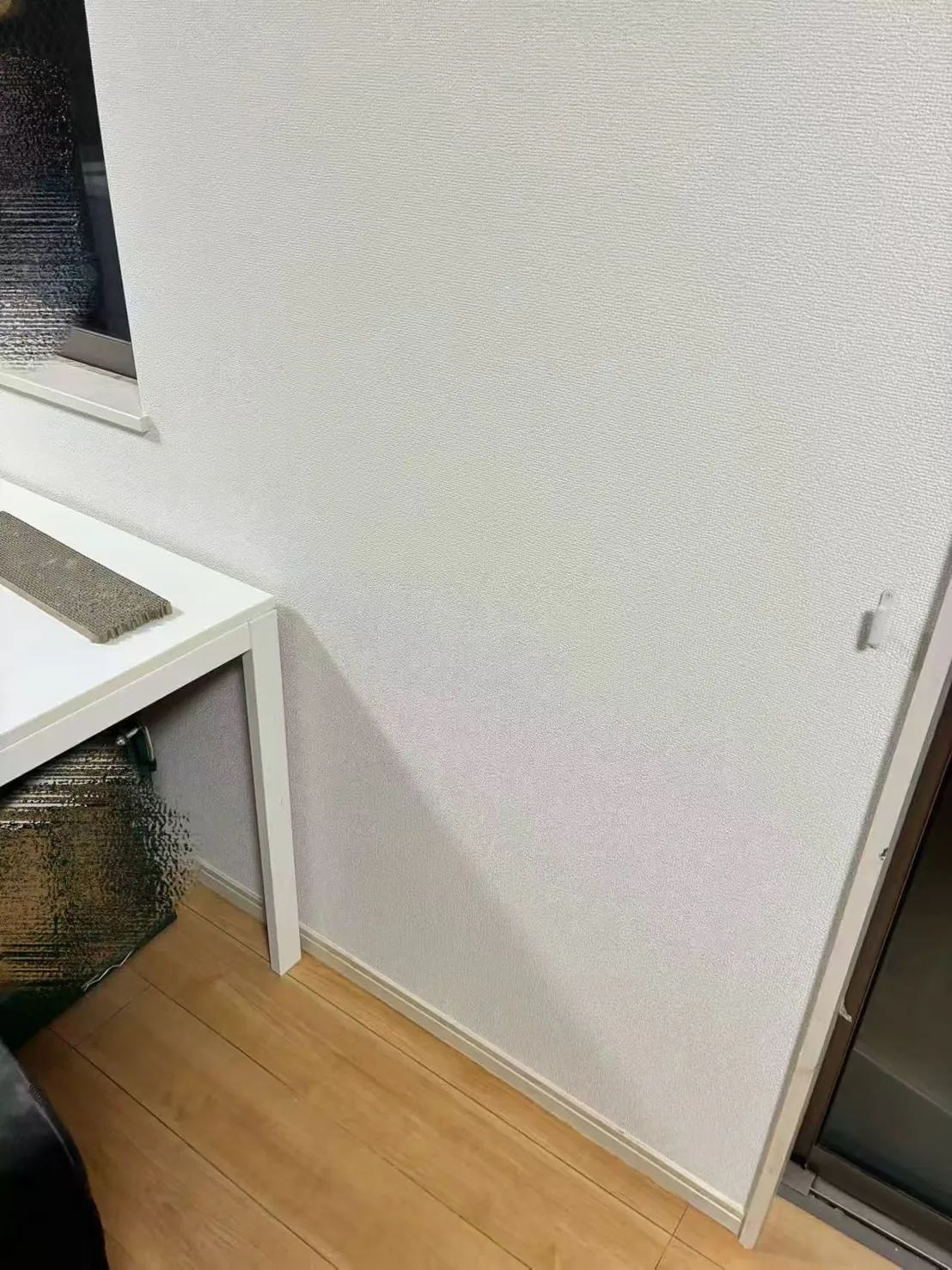 新しい壁紙を施工した後の壁面
