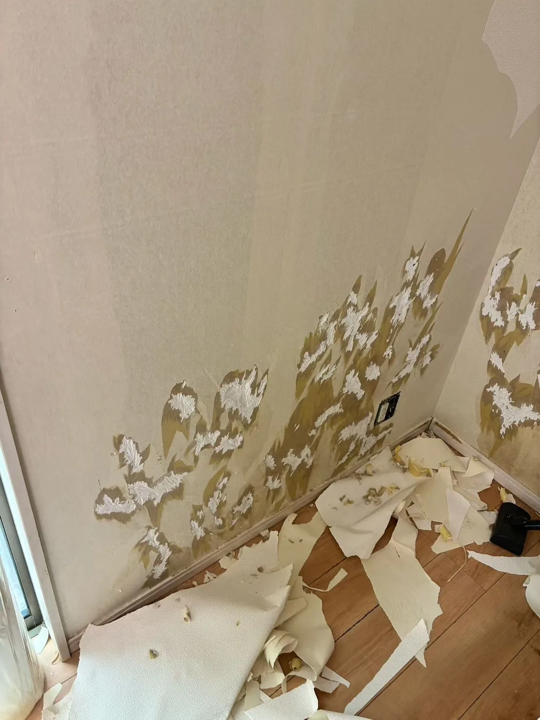 クロスが大きく剥がれた壁面の施工前の状態
