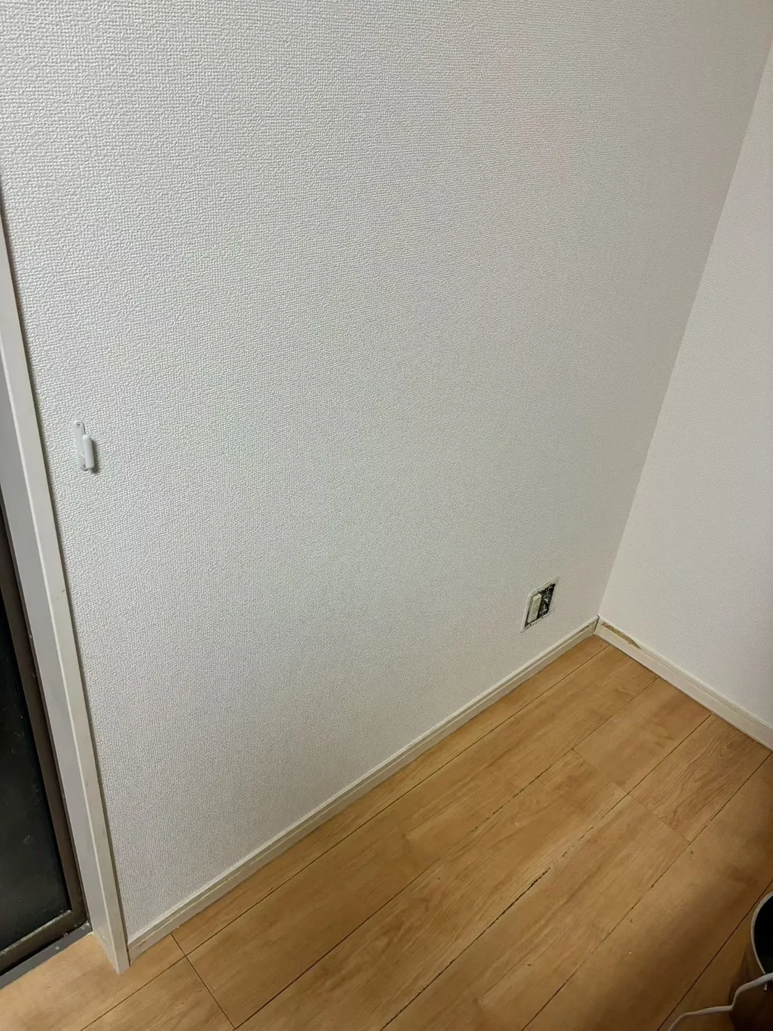 下地を整え、新しい壁紙を施工した後の壁面