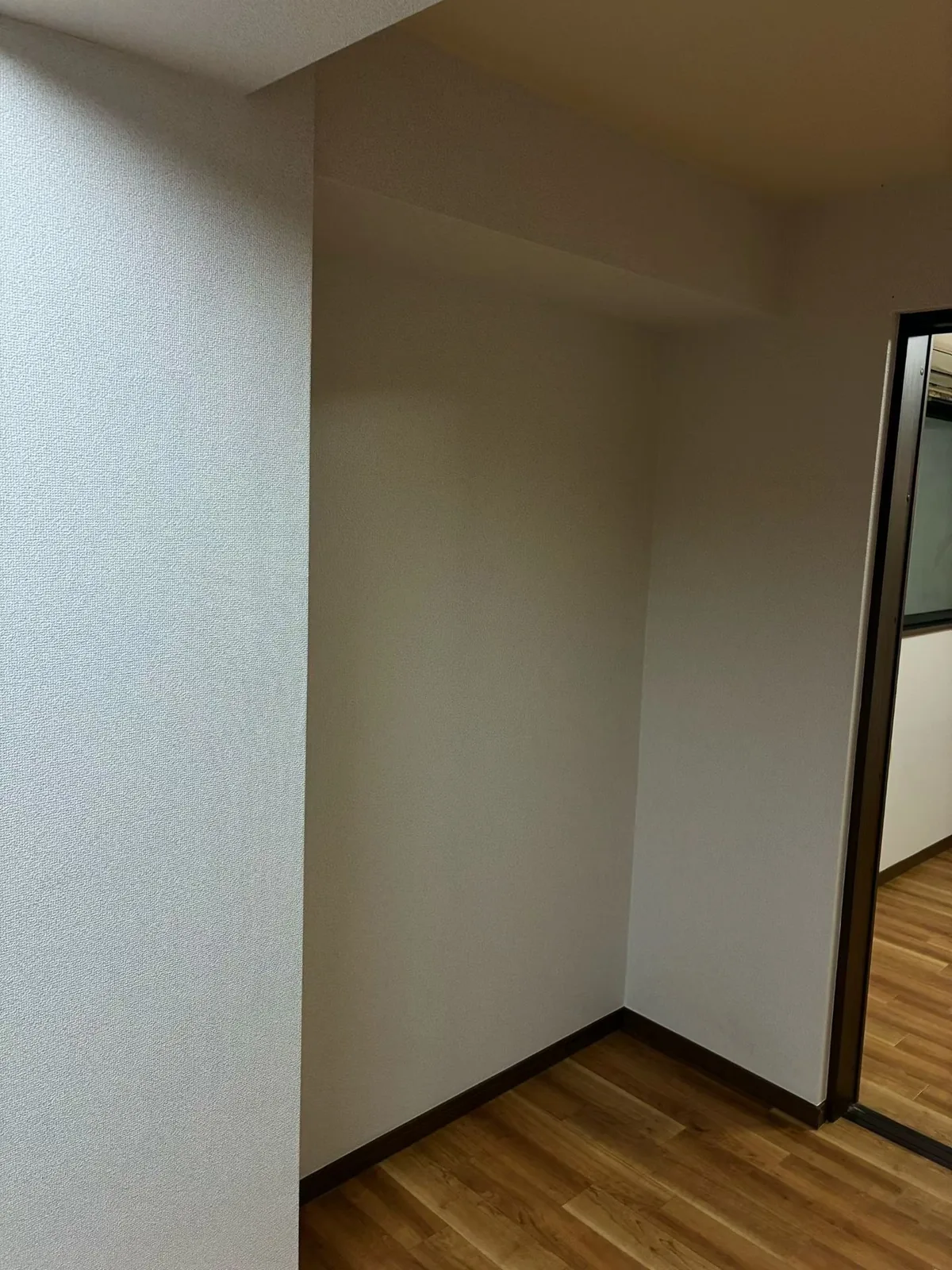白いクロスで仕上げた室内壁面