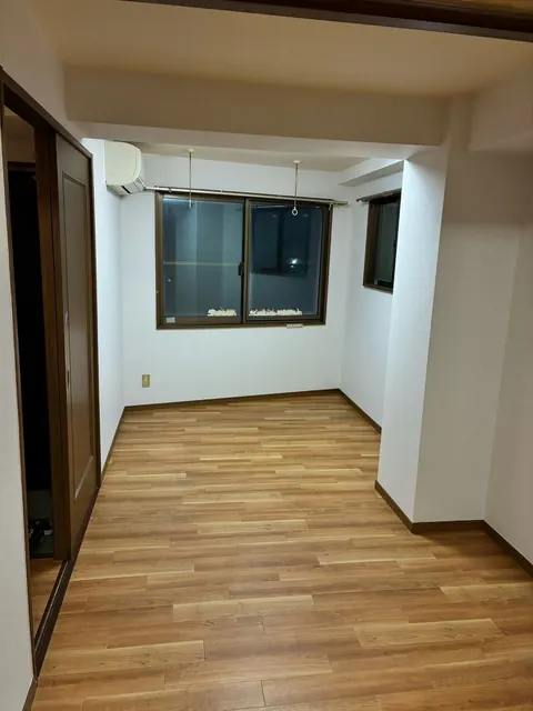 壁紙とクッションフロア張り替え後の居室全景