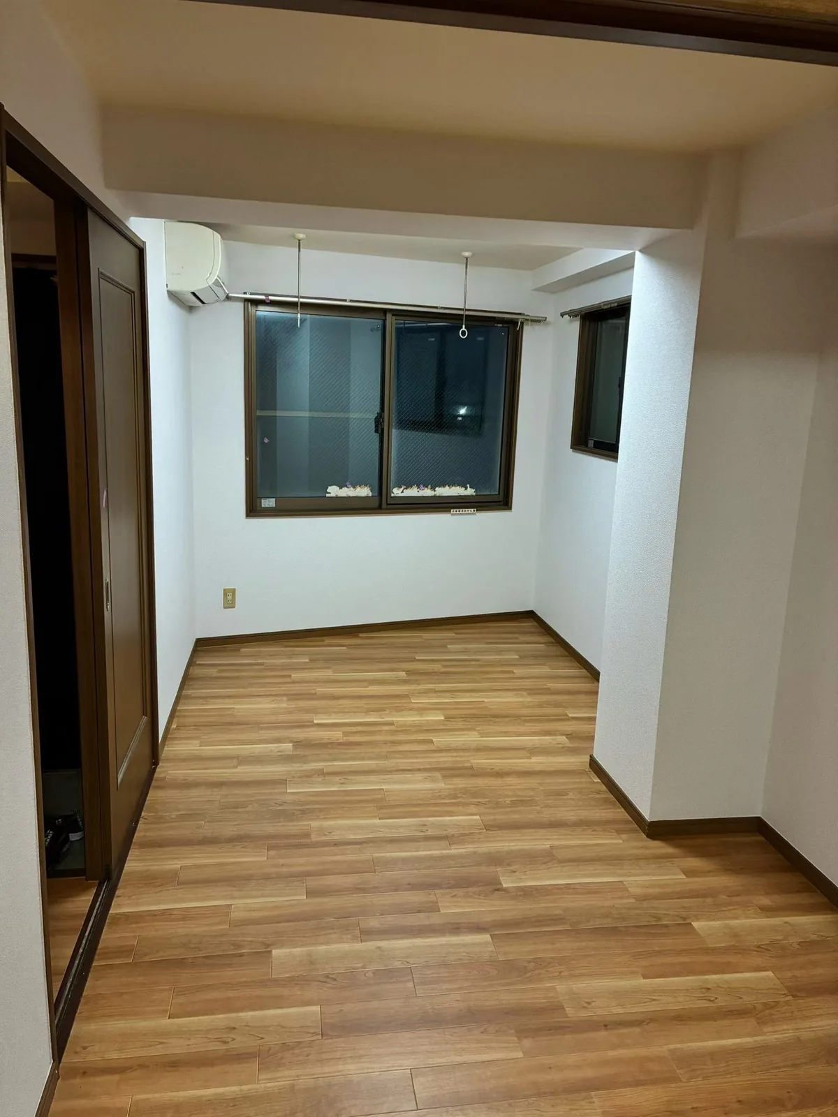 壁紙とクッションフロア張り替え後の居室全景