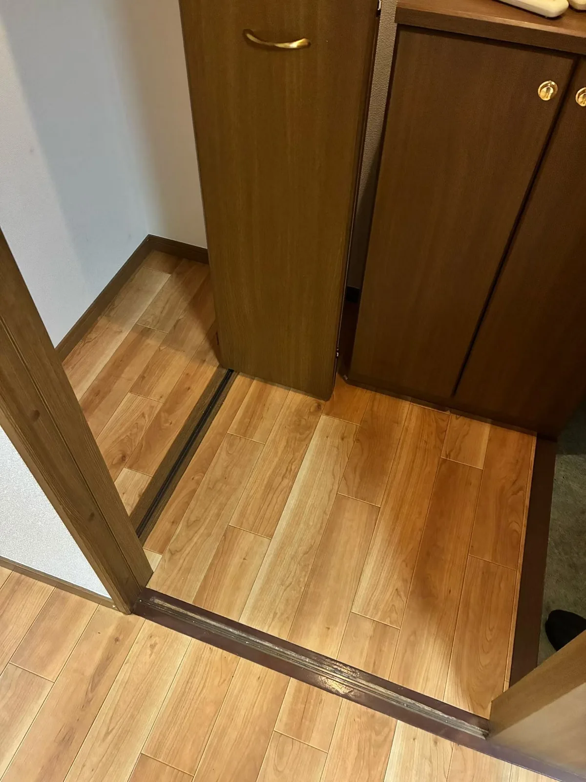 収納まわりを木目調クッションフロアで仕上げた施工後