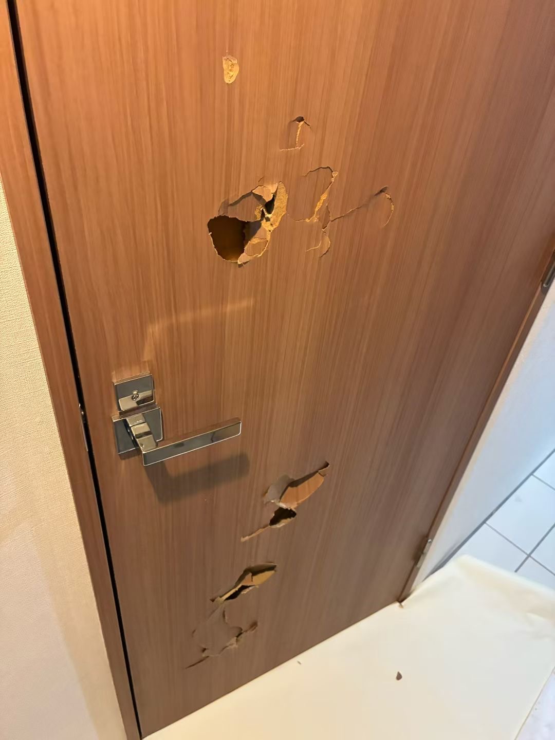 ドア穴補修前